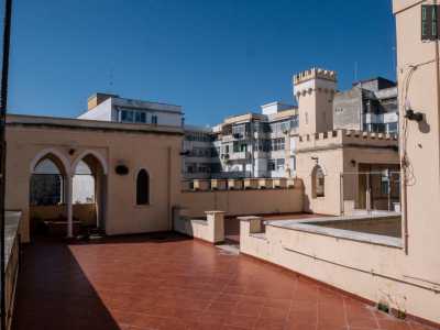 Raggiungiamo infine la vasta e incantevole terrazza che completa l�appartamento, l� da dove ammiriamo da vicino i fini decori di questo �castello�